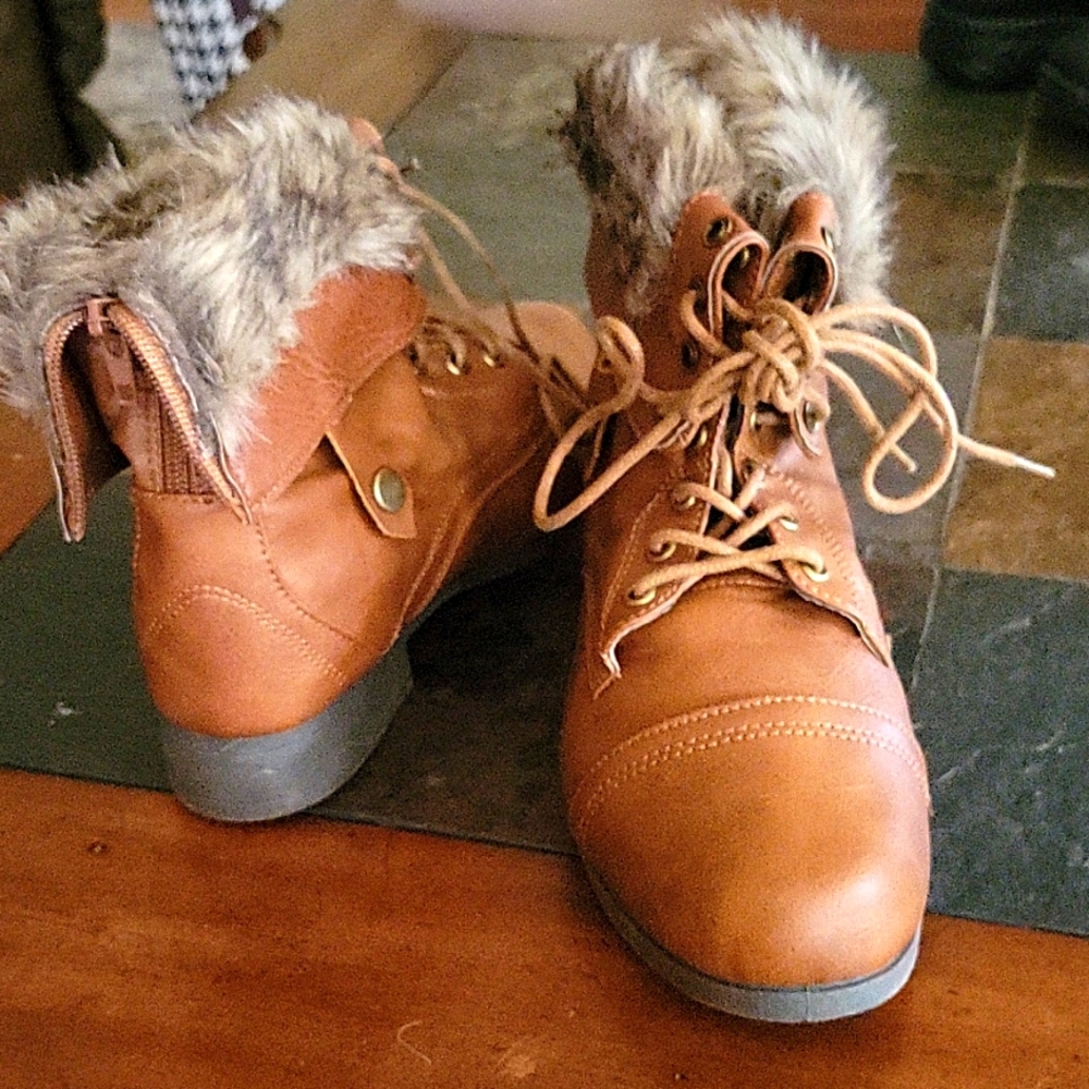 GinaGroup size 6 ankle boot with fur trim. NEW